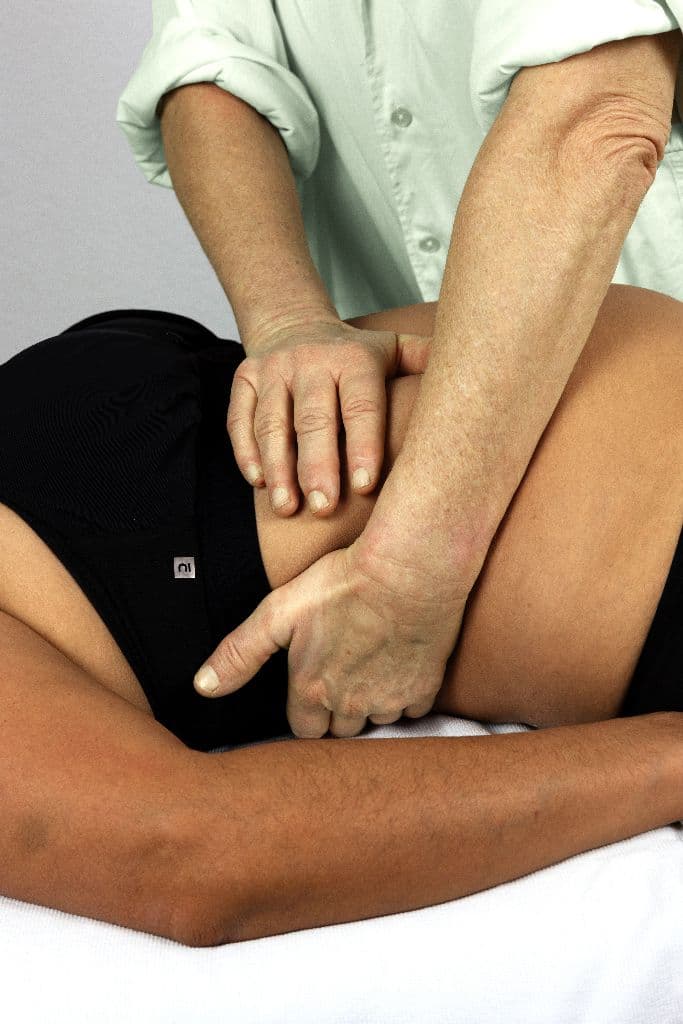 Monika Bieker behandelt die Leber einer Patientin