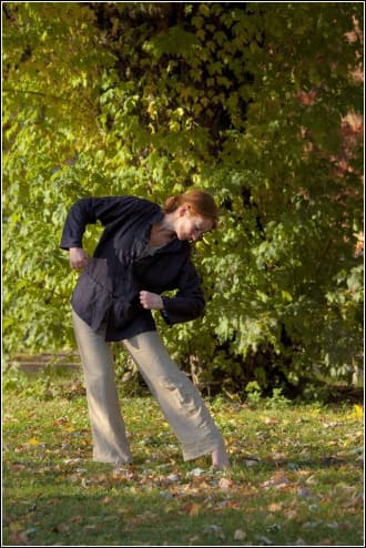 Monika Bieker im Park bei einer Übung des Nei Yang Gongs, stehend