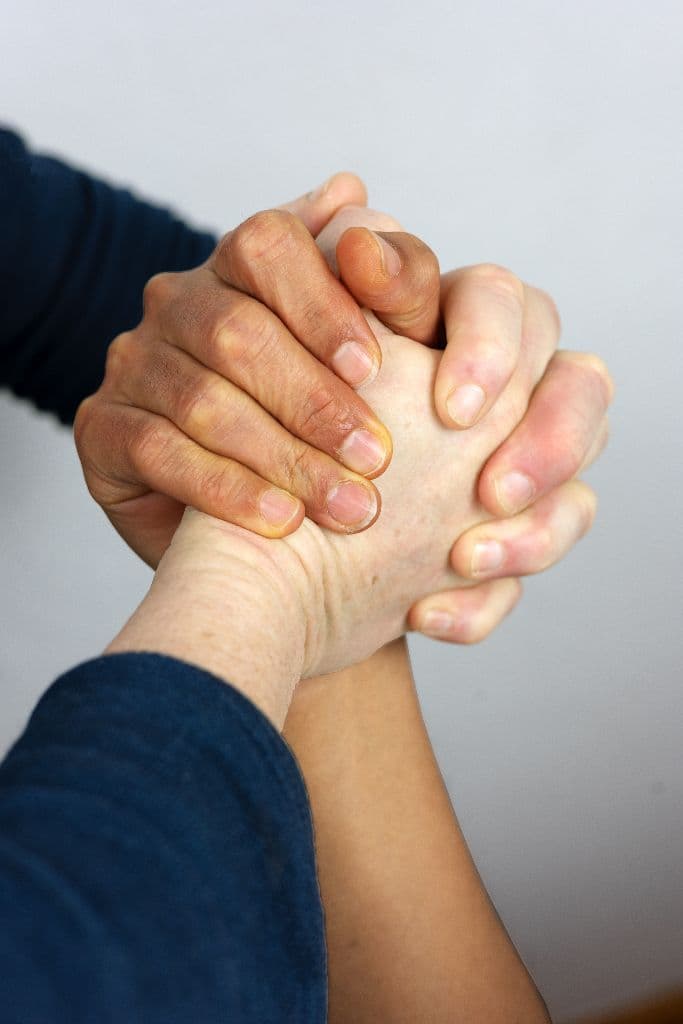 Zwei Hände, Patientin und Osteopathin