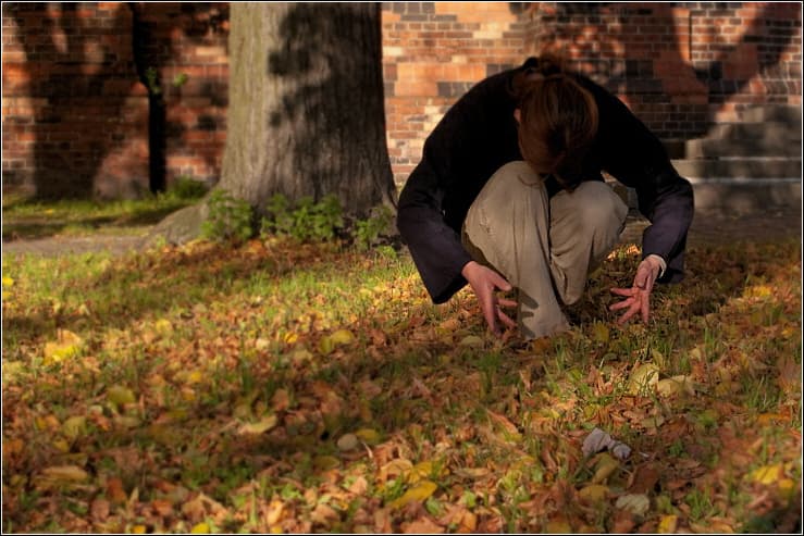 Monika Bieker im Park bei einer Übung des Nei Yang Gongs, hockend